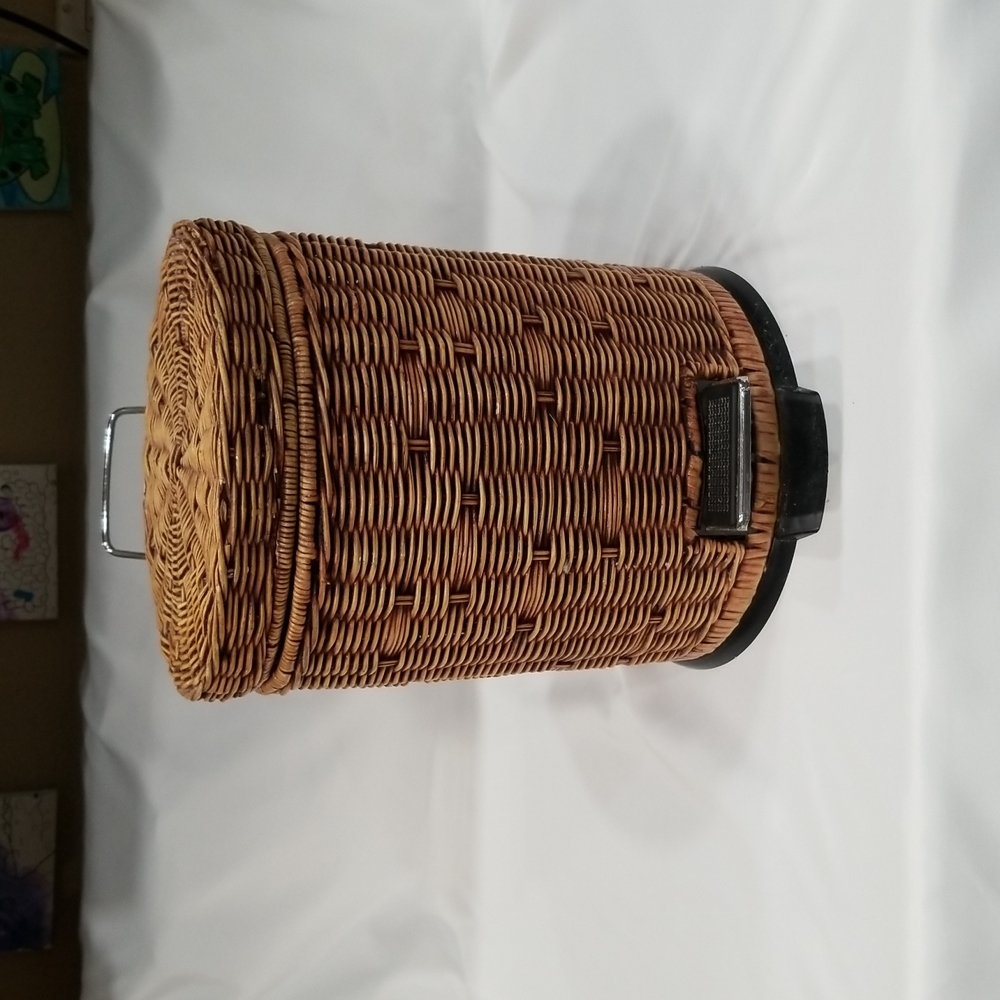 Bathroom wastebasket